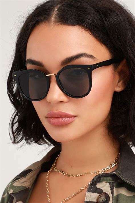 Women's Black Sunglasses .